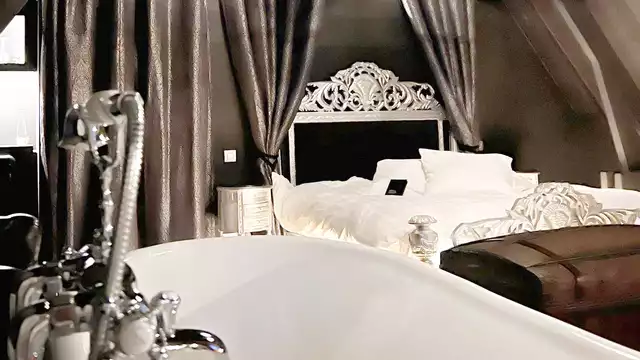 Profitez sensuellement l'un de l'autre dans un hôtel de luxe