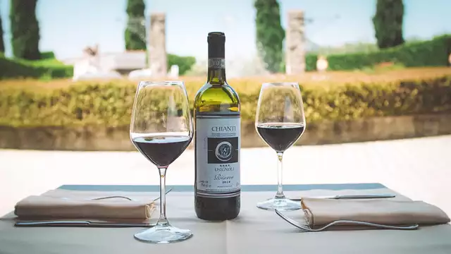 Offerta con degustazione di vini in Toscana in un agriturismo vicino Firenze