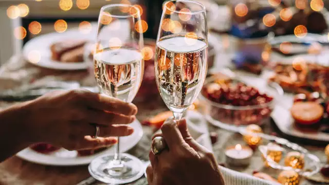 Réveillon du Nouvel An in style à Düsseldorf avec du champagne dans la chambre