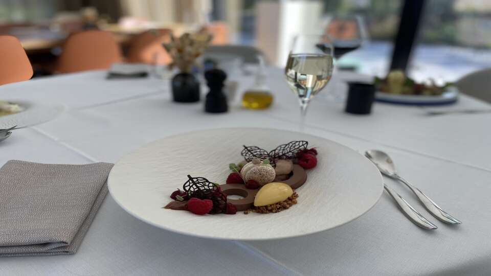 Een gastronomisch diner in een moderne en intieme setting in Bilzen