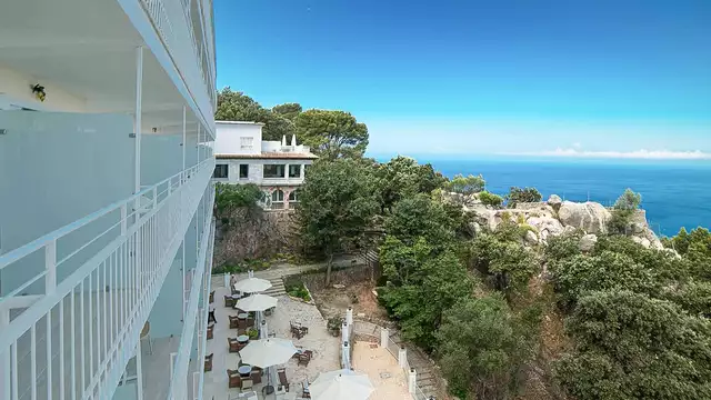 Mallorca en estado puro: Descansa en una preciosa habitación con vistas al mar