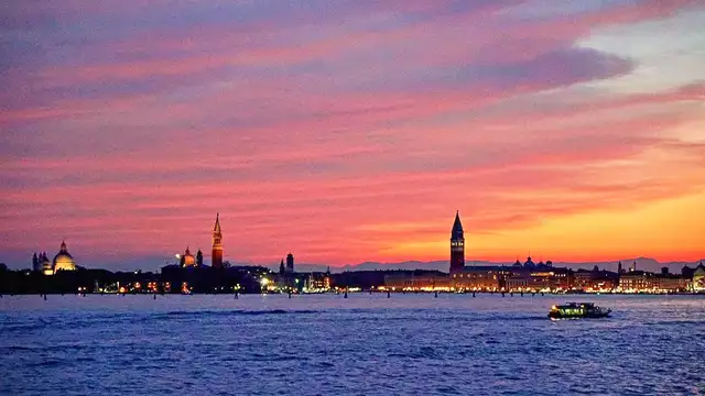 Soggiorno a Venezia con tour delle isole di Murano & Burano e hotel a Mestre (2 notti)