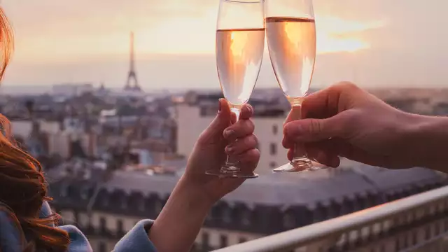 Nouvel An pétillant dans un hôtel 5* à Paris avec dîner-croisière et soirée dansante