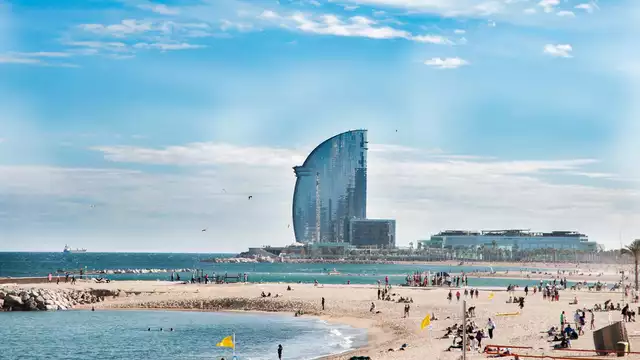 Goditi una serata con cena e un bicchiere di vino o birra in un hotel 4* di Barcellona