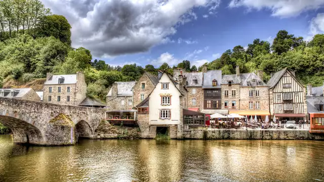 ¡Estancia romántica en la ciudad medieval de Dinan, con champán!