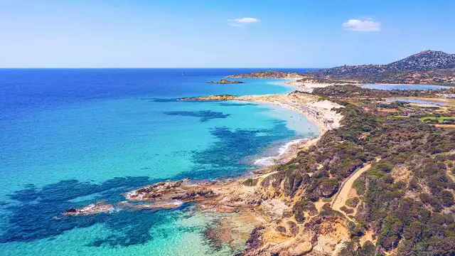 Vakantie in de blauwe wateren van Sardinië in een tweekamerappartement (tot 4 volwassenen)