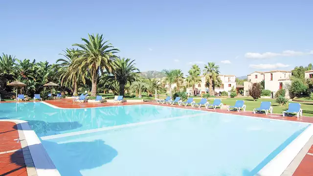 Vakantie in de blauwe wateren van Sardinië in een tweekamerappartement (tot 4 volwassenen)