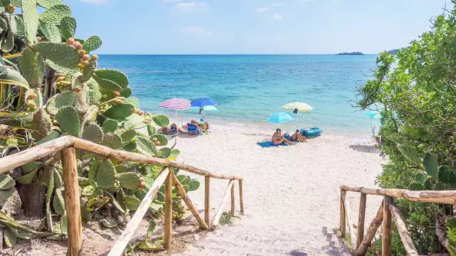 Vakantie in de blauwe wateren van Sardinië in een tweekamerappartement (tot 4 volwassenen)