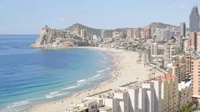 Geniet van een uitje voor twee volwassenen en één kind in Benidorm