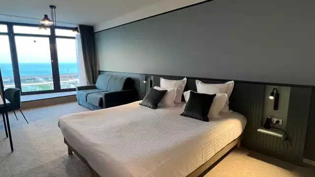 In una  suite con vista mare a Dieppe, in Normandia