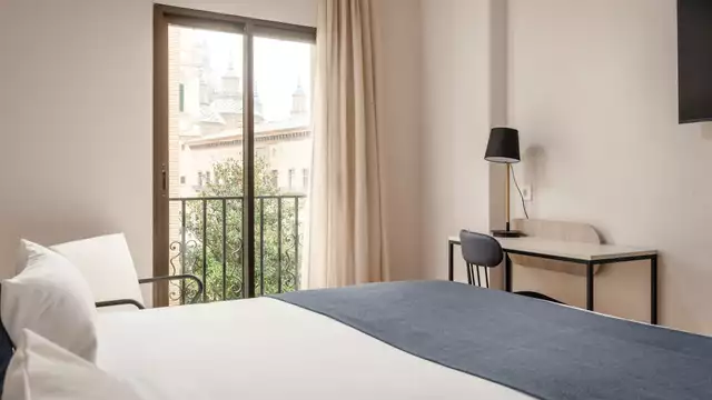 Romantisch uitje in Zaragoza met een flesje cava en fruit op de kamer
