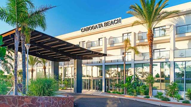 Escapada en primera línea de playa con cena y spa en Almería