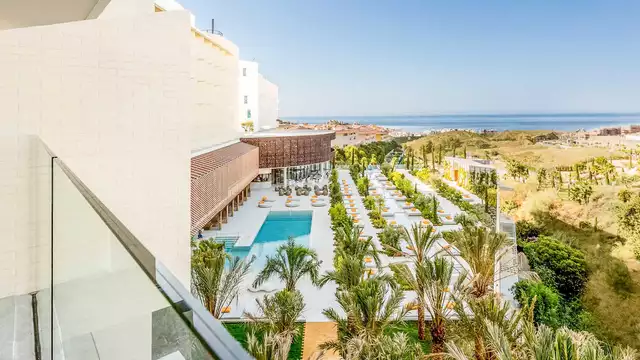 Luxe, détente et gastronomie avec vue sur la mer dans la Leiro Suite, avec dîner, accès au spa et détails VIP
