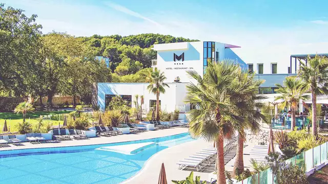 Klaar voor een zorgeloos verblijf: diners, spa en behandelingen inbegrepen in een deluxe kamer in de buurt van Antibes