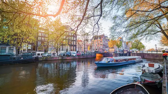 Ontdek Zaandam en maak een boottocht door de Amsterdamse grachten