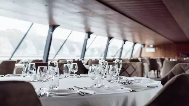 Estancia excepcional en París con cena gourmet en el Sena