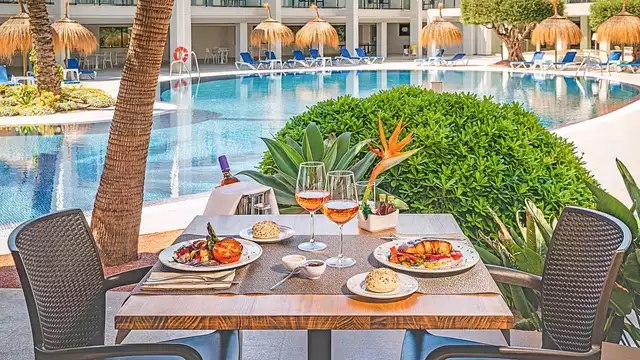 Geniet van een verblijf in een resort inclusief dinerbuffet