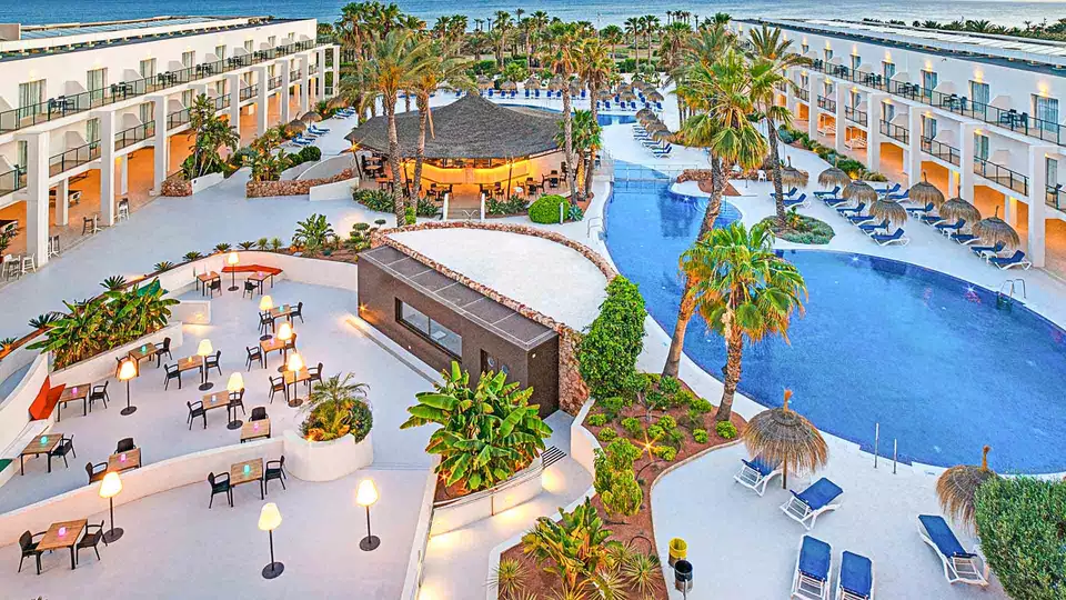 Disfruta sin preocupacion en un resort con cena buffet incluida