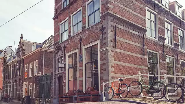 Disfruta de una noche con encanto en el corazón de Delft