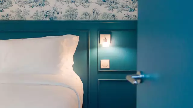 Relájate en París en una habitación con buhardilla en hotel de 4*, con salida tardía garantizada a las 14:00 h