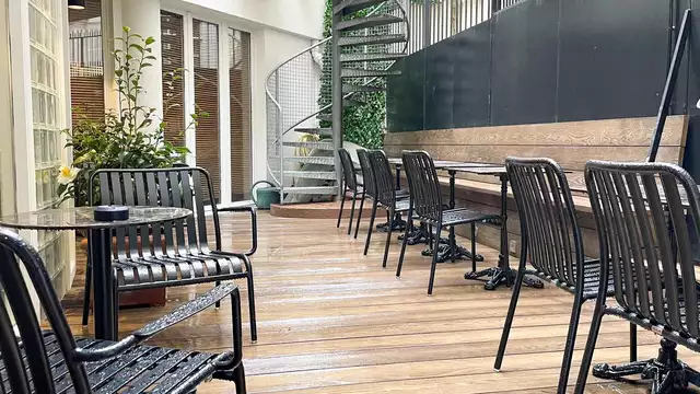 Relájate en París en una habitación con buhardilla en hotel de 4*, con salida tardía garantizada a las 14:00 h