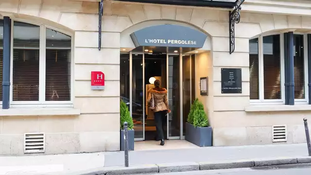 Relájate en París en una habitación con buhardilla en hotel de 4*, con salida tardía garantizada a las 14:00 h