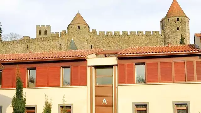 Fuga ai piedi delle mura di Carcassonne