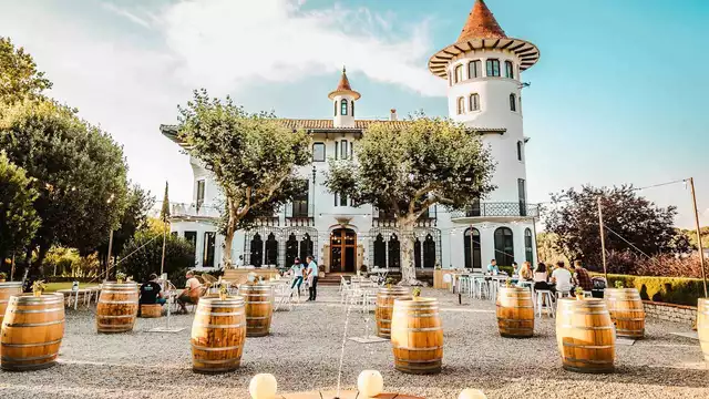 Descubre las Bodegas Codorniu a través del Iconic Tour de la cava