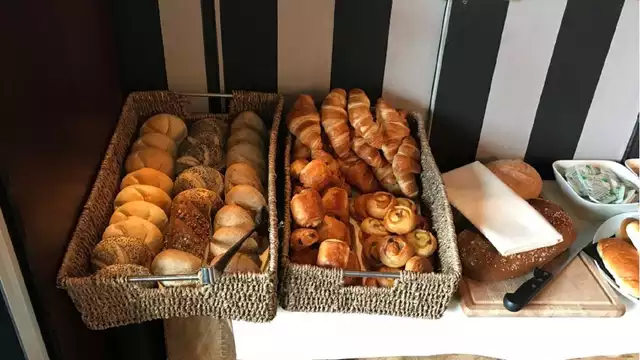Descubre la naturaleza de Limburgo con cena de 3 platos en un alojamiento histórico