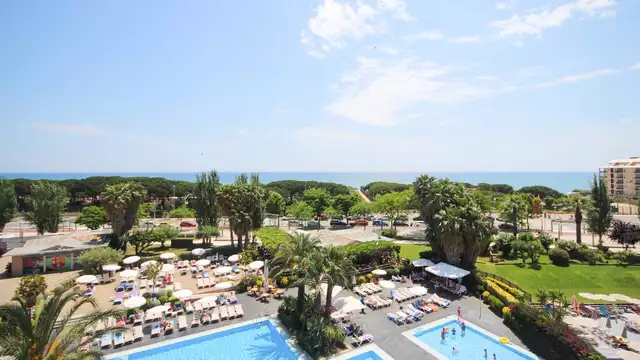 Vivi la Costa Brava a Santa Susanna, un fine settimana in riva al mare con mezza pensione.
