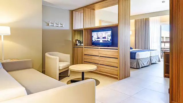 Reposez-vous dans une suite junior en demi-pension à la Pineda.