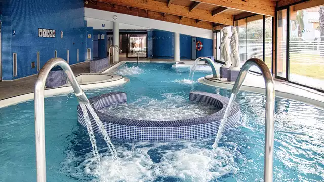 Aventure et détente : avec des billets pour PortAventura et dans un hôtel pour adultes uniquement.