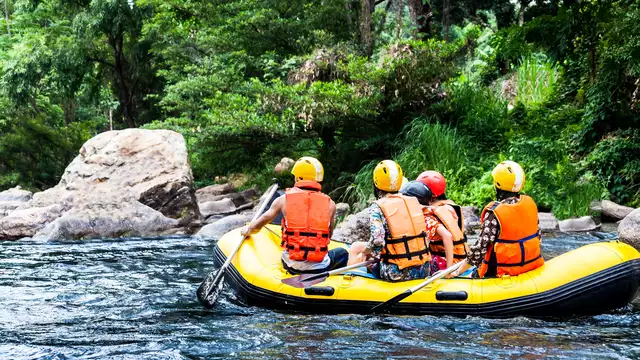 Vivi un'esperienza unica con le canoe vicino a Santillana del Mar