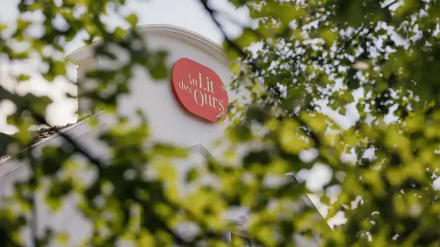 Escápate a la tranquilidad de Han-sur-Lesse con botella y ambiente romántico en la habitación