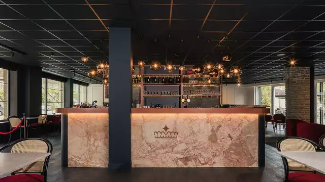 Escápate a la tranquilidad de Han-sur-Lesse con botella y ambiente romántico en la habitación