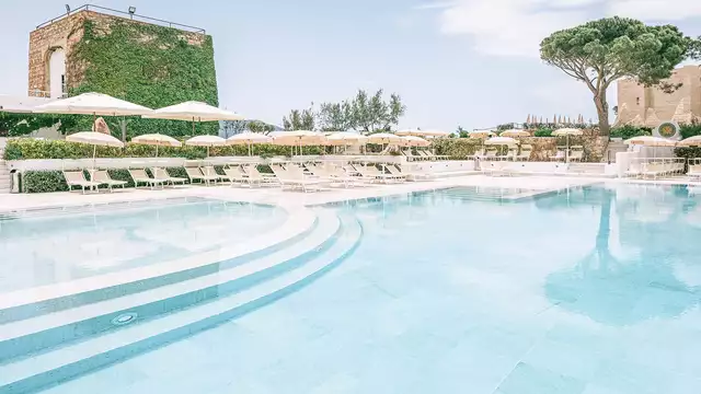 Resort sur le promontoire de Pollina, entouré par la mer en Sicile