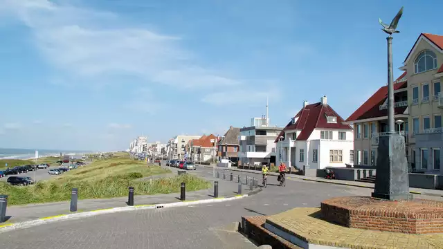 Découvrez le paysage caractéristique de la côte néerlandaise au cours d'un séjour authentique