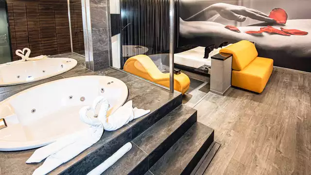 Escapada picante en suite con jacuzzi privado, cava y lovebox cerca de Valencia