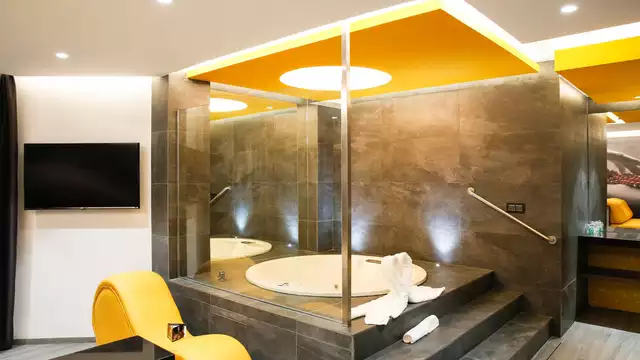 Escapada picante en suite con jacuzzi privado, cava y lovebox cerca de Valencia