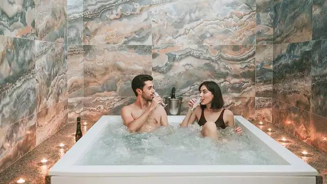 Esperienza Sensum in coppia con vasca idromassaggio privata, camera superior e cena romantica