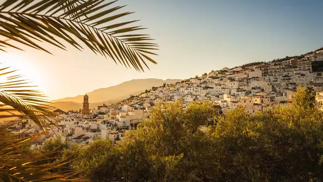 Ontspan in Cómpeta en laat je omringen door bergen