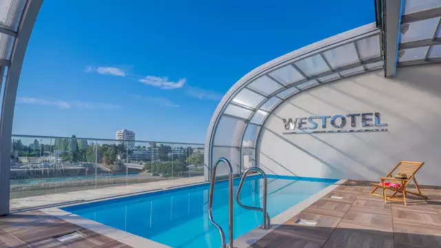 Estancia con cena en habitación superior con vistas al puerto, a un paso de La Baule.