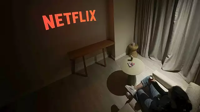 Soirée cinéma avec projecteur et snack en chambre, à Marseille