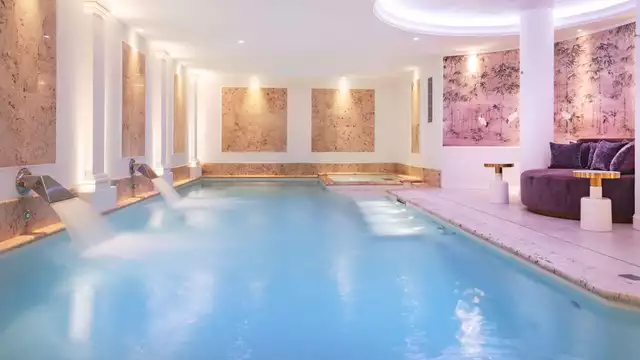 Spa XXL y bañera de hidromasaje en la habitación en este 5 estrellas del siglo XVII en París.
