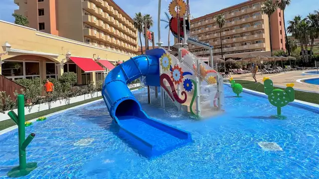 Verano en La Pineda: pensión completa cerca de la playa en familia