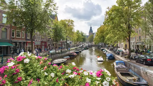 Una noche de hotel de moda con un delicioso desayuno en Ámsterdam