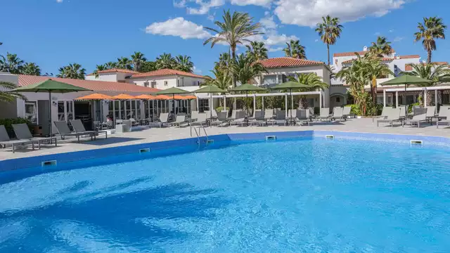 Desconecta en la Pineda en un hotel Adults Only con piscina y acceso al spa