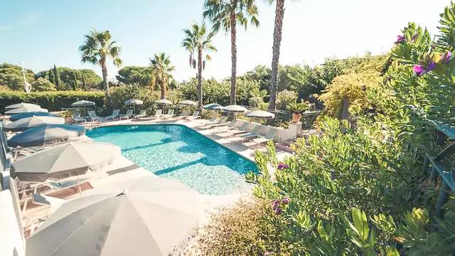 Adem de gejodeerde lucht van de zee in aan de rand van Fréjus