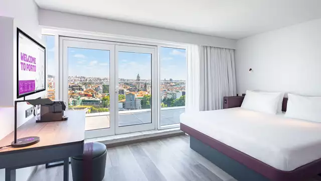 Scopri Porto in camera al piano alto, con dettaglio di benvenuto e late check-out