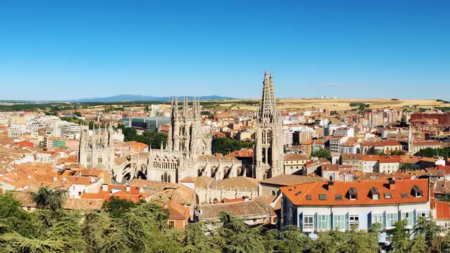 Vacaciones románticas en Burgos con bañera de hidromasaje, botella de cava y bombones